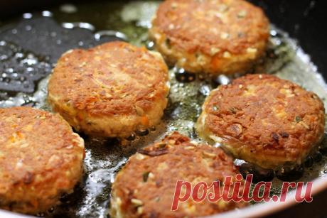 Котлеты из тунца с семенами.
Быстрый рецепт ароматных рыбных котлет из консервированного тунца, обжаренных овощей (морковь, лук) с добавлением семян тыквы, подсолнечника и кунжута.
