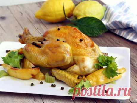 Жареная курица в пакете для запекания 
Простой рецепт целой жареной курицы в пакете для запекания с сельдереем, лимоном и петрушкой.