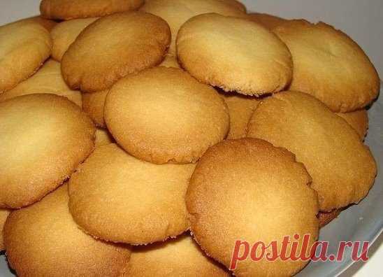 Очень простое, но очень вкусное печенье 
Это печенье просто палочка-выручалочка. Готовится очень легко и быстро, а с чаем просто объедение. 
Рецепт на сайте: http://nampolezno.ru/ochen-prostoe-no-ochen-vkusnoe-pechene.html