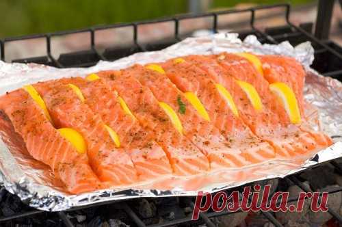 Готовим на мангале: форель и семга / Простые рецепты
