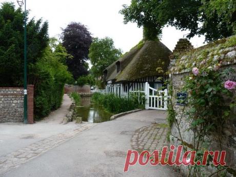 Красивая деревня Veules-Les-Roses. Нормандия, Франция