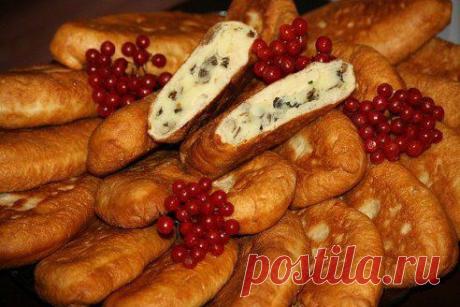 Пирожки с картошкой и грибами 
• Тесто 
400 гр воды 
40 гр дрожжей
800 муки
2 ст л сахара + 1 ч л соли
Дать подойти 1 раз сделать обминку и делать пирожки
1.  тесто: в 400 гр теплой воды растворяем 40 гр дрожжей+ ст.л сахара + 1 ч.л соли и еще  40-50 гр подсолнечного масла
2. Постепенно вводим 600 гр муки и вымешиваем
3. Даем тесту подойти оно  увеличиться в 2 раза делаем обминку.
4. Далее  формируем пирожки и обжаривать каждый со всех сторон до золотистой корочки в растительном масле