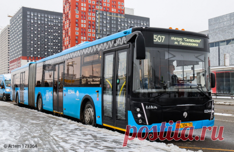 2021 март. В Москву прибыл первый автобус новой модели КАМАЗ-6299 особо большой вместимости. Длина особо большого автобуса — 18 м, в нем оборудовано 44 места для сидения