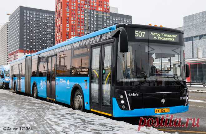 2021 март. В Москву прибыл первый автобус новой модели КАМАЗ-6299 особо большой вместимости. Длина особо большого автобуса — 18 м, в нем оборудовано 44 места для сидения