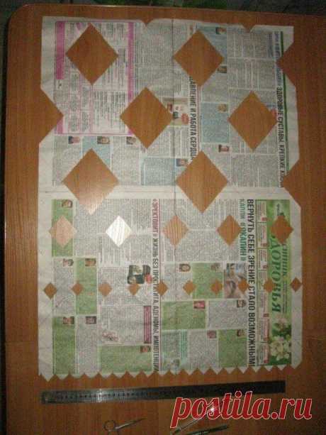 КАК СДЕЛАТЬ КРАСИВУЮ СТЕЖКУ, ОДИНАКОВУЮ НА ВСЕХ ДЕТАЛЯХ КРОЯ
Автор: Юлия Ячменева
Может кому пригодится. Как сделать красивую стежку, одинаковую на всех деталях кроя. Сначала я сделала заготовку на бумаге, наметив центральную линию. Частично вырезала (в шахматном порядке). Намелила на детали ромбики, наложив бумагу сверху и соединив по центральной линии. Затем положила деталь на бумагу, соединив по центральной линии и совместив ромбики. Намелила все линии. Сделала стежку. ...