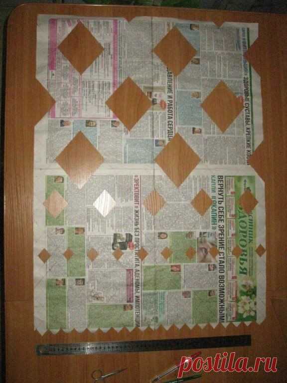 КАК СДЕЛАТЬ КРАСИВУЮ СТЕЖКУ, ОДИНАКОВУЮ НА ВСЕХ ДЕТАЛЯХ КРОЯ
Автор: Юлия Ячменева
Может кому пригодится. Как сделать красивую стежку, одинаковую на всех деталях кроя. Сначала я сделала заготовку на бумаге, наметив центральную линию. Частично вырезала (в шахматном порядке). Намелила на детали ромбики, наложив бумагу сверху и соединив по центральной линии. Затем положила деталь на бумагу, соединив по центральной линии и совместив ромбики. Намелила все линии. Сделала стежку. ...