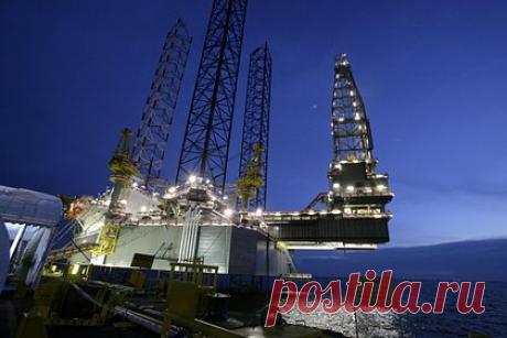 Морские поставки российской нефти и доходы от ее продажи рекордно упали. Морские поставки сырой нефти из России с 14 по 21 октября упали до рекордного минимума на фоне санкций. Сокращение объемов в сочетании с низкой ставкой пошлины сократили еженедельные доходы Кремля от продажи сырой нефти до самого низкого уровня с февраля. Индийские заводы приостановили спотовые закупки нефти.