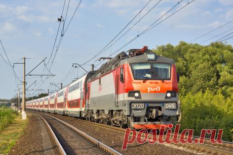 За последние годы двухэтажные поезда стали популярным выбором для путешественников по России. Этот формат успешно бросает вызов традиционным пассажирским составам, предлагая идеальное сочетание комфорта и экономии. Первый в России двухэтажный поезд отправился по маршруту Москва – Адлер в 2013 году. В наши дни по магистралям РЖД курсируют десятки двухэтажных поездов. Дешевые билеты всегда доступны онлайн. Путешествуйте по стране на удобных двухэтажных поездах!