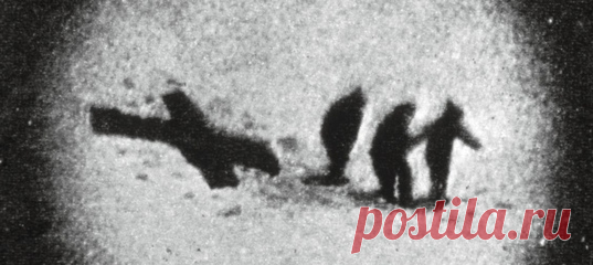 Что это за люди уходят прочь на фото 1924 года, где они и что это рядом с ними? Ответ и немало других любопытных деталей (практически целая детективная история) – в нашем тексте о том, как Сэнди Ирвин и его напарник Джордж Мэллори сотню лет назад пропали на верхнем гребне Эвереста. А теперь альпинист и писатель Марк Синнот отправился по следам Ирвина, чтобы попытаться отыскать его тело – и его фотокамеру. #NGЛонгрид@natgeoru