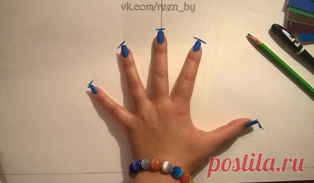 КАК ПОСТРОИТЬ РУКАВ НЕ ПОСЕЩАЯ КУРСЫ КРОЙКИ И ШИТЬЯ

Небольшой мастер-класс по быстрому построению оката рукава для тех у кого душа поет, а руки не кроят. Автор МК: Полина Ольховик. 

1. Берем лист бумаги, на котором проводим вертикальную линию - это будет середина рукава, она же будет и высотой рукава, и горизонтальную линию отвечающую за ширину рукава, которую можно вычислить как минимум измерив проймы ваших полочек и спиночек.

2. Берем в руки свою руку и выкладываем ее...