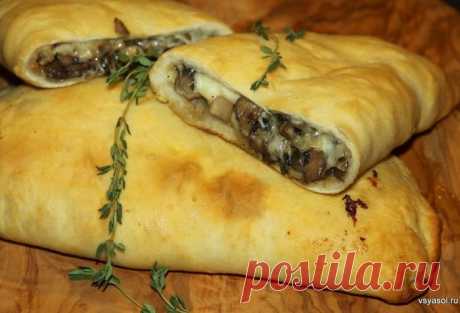 Кальцоне с шампиньонами и моцареллой.