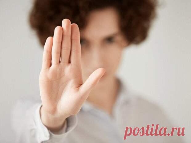 Буква «М» на ладони: что она означает? - Сонники, гороскопы, гадания - медиаплатформа МирТесен Среди «узоров» особо выделяют геометрические фигуры и буквы. Наиболее часто встречающейся на ладонях является буква «М», однако у каждого человека она имеет разную величину и четкость. Считается, что душа такого человека пережила множество кармических воплощений и набралась опыта и мудрости. С