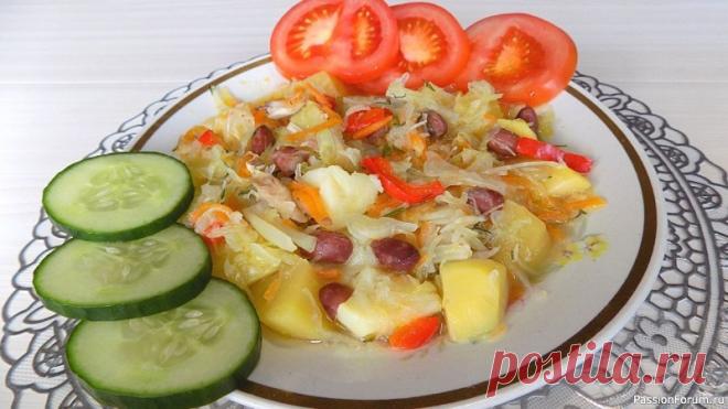 Овощное рагу из картошки с фасолью и капустой Необходимые ингредиенты для рагу:Картофель примерно 1,3 кг.Капуста свежая - 700 гр.Морковь - 1 штукаЛуковица - 1 штукаБолгарский сладкий перец - 1 штукаКуриный окорочок - 1 штукаКонсервированная красная фасоль - 1 банкаЗелень по вкусу (у меня зелень укропа)Вода питьевая - 2,5 литраСоль по...