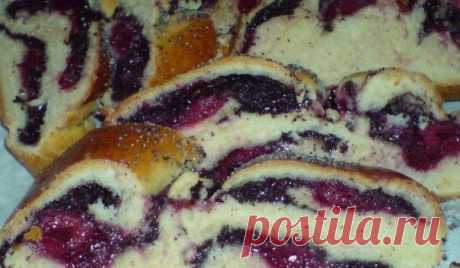 ПЛЕТЁНКА С МАКОВО-ВИШНЁВОЙ НАЧИНКОЙ ИНГРЕДИЕНТЫ: Для теста: ● мука 500 гр., ● молоко 200 мл., ● йогурт сливочный 2-3 ст.л., ● дрожжи свежие 20 гр., ● масло сливочное 80 гр., ● цедра 1 лимона, ● яйцо, ● кардамон и шафран по вкусу, ● ваниль, ● соль по вкусу, ● сахар 80-100 гр. Для начинки: ● мак молотый 2 стакана, ● молоко стакан, ● мёд жидкий 3/4 ст., ● цедра 1 лимона. а также: ● вишни морож.3 горсти, ● мак 2 ч.л. ПРИГОТОВЛЕНИЕ: Это очень вкусная плетёнка-хала,рекомендую! Достанем…