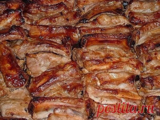 Запеченные свиные ребрышки

Это очень вкусно и приготовить очень просто

Приготовление:
Смешать соевый соус:
кетчуп, майонез, сацибели,
чуток горчицы, чайную ложку мёда.
И самое легкое приготовление:

Режете  рёбрышки, заливаешь соусом и ставите  до вечера в холодильник, а после  выкладываешь в форму и запекаешь при температуре 170 градусов.
Можно подавать как самостоятельное блюдо,можно подать с гарниром ,идеально подходит к пиву.Приятного Вам аппетита,готовьте с любовью ...