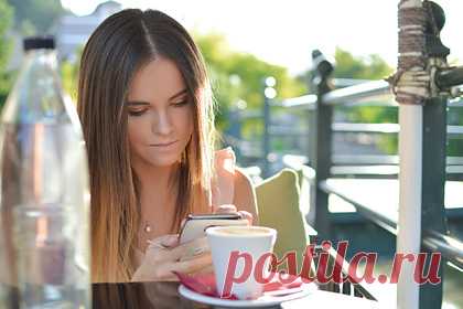 В сети перечислили способы гарантированно испортить первое свидание. Пользователи платформы Reddit обсудили способы, которыми девушка может испортить первое свидание. Самым популярным стал комментарий пользователя сети о том, что девушка не должна проводить все свидание, копаясь в своем телефоне. Он спровоцировал других пользователей на перечисление своих неудач.