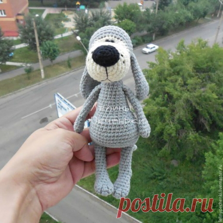 Вяжем милую собачку :) Описание 
Автор: Ольга Ковалева

Описание автора:

Необходимые материалы: 
* пряжа, ЯрнАрт джинс 160м/50гр двух основных цветов, немного черного цвета для носа; 
* крючок 2 мм; 
* наполнитель; 
* бусинки для глаз; 
* игла для сшивания. 

Условные обозначения: 
КА — кольцо амигуруми; 
сбн — столбик без накида; 
псн — полустолбик с накидом; 
ссн — столбик с накидом; 
вп — воздушная петля; 
уб — убавка; 
приб — прибавка; 
(..)* — кол-во повторов; 
(…) —...