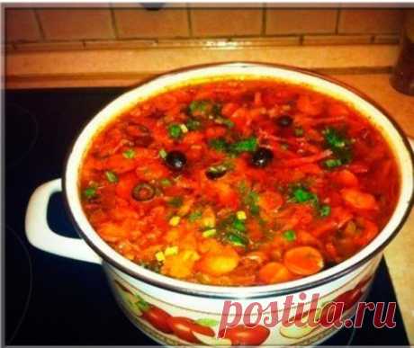 ВКУСНЕЙШАЯ СОЛЯНКА 
Варим бульон из мяса на кости, я беру лопатку. Бульон варю с половинкой луковицы и половинкой моркови. 
В это время , когда бульон варится я делаю зажарку из морковь+лук+кубиком солёные огурцы. 
Жарим мин 7 и добавляем томатную пасту, ещё мин 7 и выключаем. 
Сосиски нарезать кружочком, сервелат порезать соломкой. Всё это быстро на большом огне обжарить минут 5. 
Мясо вынимаем и нарезаем, я нарезаю кубиком. 
В бульон закидываем капусту, Да, именно капусту!) Мне так больше нр