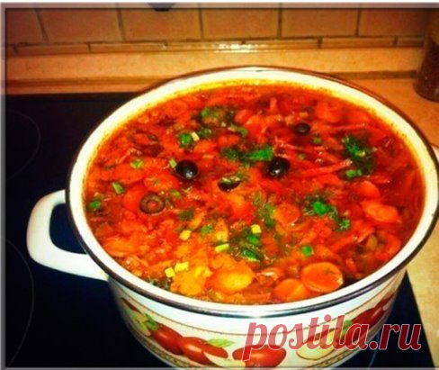 ВКУСНЕЙШАЯ СОЛЯНКА 
Варим бульон из мяса на кости, я беру лопатку. Бульон варю с половинкой луковицы и половинкой моркови. 
В это время , когда бульон варится я делаю зажарку из морковь+лук+кубиком солёные огурцы. 
Жарим мин 7 и добавляем томатную пасту, ещё мин 7 и выключаем. 
Сосиски нарезать кружочком, сервелат порезать соломкой. Всё это быстро на большом огне обжарить минут 5. 
Мясо вынимаем и нарезаем, я нарезаю кубиком. 
В бульон закидываем капусту, Да, именно капусту!) Мне так больше нр