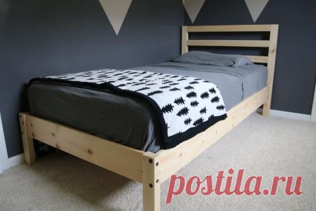 Детская кровать из дерева своими руками Приветствую всех самоделкиных и тех, кто просто заглянул в гости к Самоделкину. Сегодня я расскажу вам, как один умелец смастерил для своего сына простую и в то же время удобную кровать. Возможно эта идея кому-нибудь пригодится. Ведь делать вещь или предметы своими руками для родных и близких,
