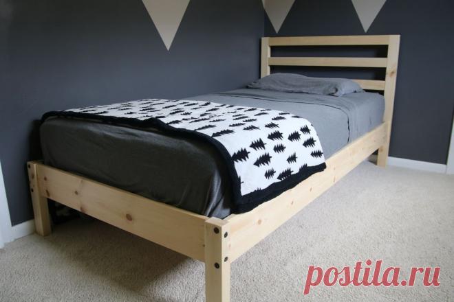 Детская кровать из дерева своими руками Приветствую всех самоделкиных и тех, кто просто заглянул в гости к Самоделкину. Сегодня я расскажу вам, как один умелец смастерил для своего сына простую и в то же время удобную кровать. Возможно эта идея кому-нибудь пригодится. Ведь делать вещь или предметы своими руками для родных и близких,