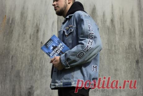 Представьте себе платиновый «Роллс-Ройс», который несется по шоссе в сторону Майами-Бич. В пуленепробиваемом багажнике обернуты в тонкую коричневую бумагу, заклеены прозрачным скотчем и грубо сдвинуты назад великие произведения Дега, Дали, Климта, Джорджии О’Кифф, Хаима Сутина и Марка Шагала. Машина перестраивается из ряда в ряд, подрезая соседние авто. За рулем Лоренц — скучающий торговец недвижимостью в футболке с V-образным вырезом, выцветших голубых джинсах и сандалиях. Он был…