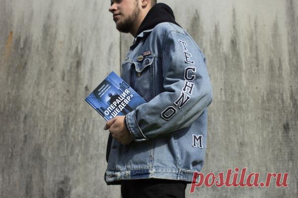 Представьте себе платиновый «Роллс-Ройс», который несется по шоссе в сторону Майами-Бич. В пуленепробиваемом багажнике обернуты в тонкую коричневую бумагу, заклеены прозрачным скотчем и грубо сдвинуты назад великие произведения Дега, Дали, Климта, Джорджии О’Кифф, Хаима Сутина и Марка Шагала. Машина перестраивается из ряда в ряд, подрезая соседние авто. За рулем Лоренц — скучающий торговец недвижимостью в футболке с V-образным вырезом, выцветших голубых джинсах и сандалиях. Он был…