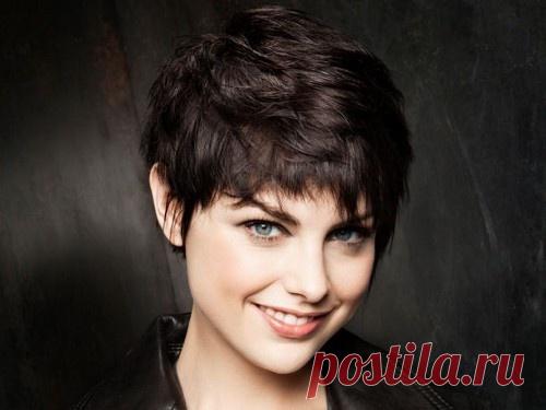 Как короткая стрижка влияет на энергетику женщины Короткие волосы уже давно не являются только мужской прерогативой. Сегодня любая представительница прекрасного пола может не только позволить себе самую смелую стрижку, но и узнать, как прическа влияет на энергетику и биополе.