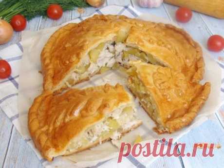 КУРНИК - радуем домашних!
Ингредиенты:
для теста:
- 2 яйца;
- 250 мл кефир
- 1 чайная ложка соли;
- 0,5 сода
- 3,5 стакана муки;
- 250 гр маргарина
для начинки:
- 300 гр. куриного фарша (либо курuной грудки)
- 2 картофелины;
- 3 луковицы;
- соль;
- чёрный перец;
Приготовление:
В миску с мукой добавляем яйца и перемешиваем.
Затем размельчаем маргарин, кефир гасим содой.
Замесив, тесто отправляем в холод на 15 мин.
Тесто делим на 2 части: первый слой раскатываем на противень...