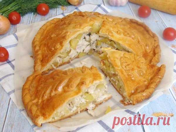 КУРНИК - радуем домашних!
Ингредиенты:
для теста:
- 2 яйца;
- 250 мл кефир
- 1 чайная ложка соли;
- 0,5 сода
- 3,5 стакана муки;
- 250 гр маргарина
для начинки:
- 300 гр. куриного фарша (либо курuной грудки)
- 2 картофелины;
- 3 луковицы;
- соль;
- чёрный перец;
Приготовление:
В миску с мукой добавляем яйца и перемешиваем.
Затем размельчаем маргарин, кефир гасим содой.
Замесив, тесто отправляем в холод на 15 мин.
Тесто делим на 2 части: первый слой раскатываем на противень...