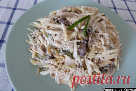 Салат из корня сельдерея с  грибами и курицей