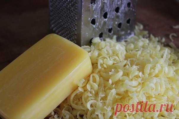 5 кусков хоз.мыло трём через тёрку( мелкую )+столько же соды+15 капель ароматного масла для запаха.......СТИРАЛЬНЫЙ ПОРОШОК...готов!!!!