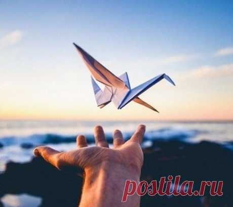 Притча: «Однажды добрый человек беседовал с Богом» Он спросил его: - Господи, я бы хотел узнать, что такое Рай и что такое Ад. Господь подвел его к двум дверям, открыл одну и провел доброго человека внутрь. Там был громадный круглый стол, на середине которого стояла огромная чаша, наполненная пищей, которая пахла очень вкусно. Добрый человек почувствовал, что у него слюнки потекли. Люди, сидящие вокруг стола, выглядели голодными и больными. Все они выглядели умирающими от голода. У всех их…