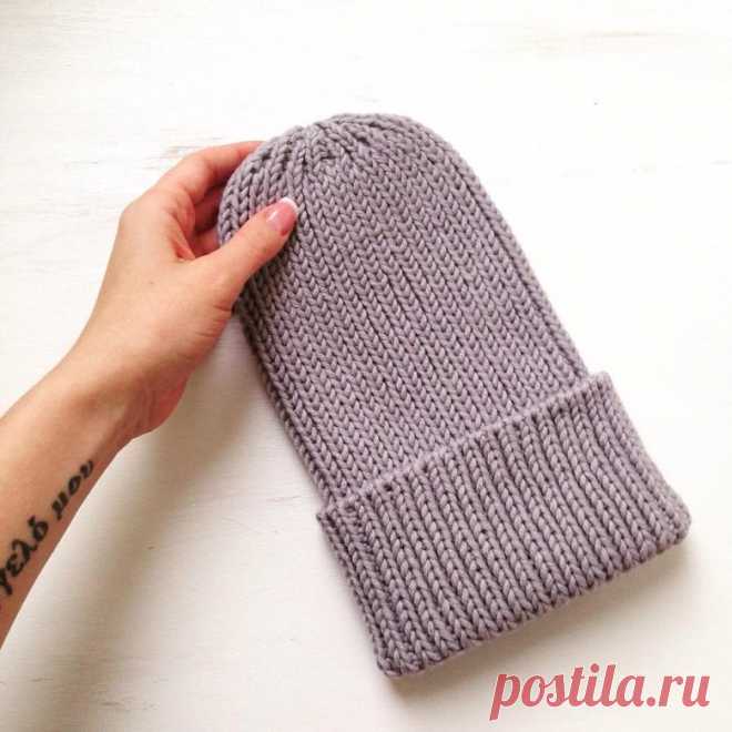 Базовая шапочка спицами. Подробное описание Зима еще не кончилась, а значит новая шапочка не будет лишней. Если вы давно мечтали о шапке, связанной своими руками, но не решались, то сейчас именно тот момент, когда надо связать. Предлагаем вам подробный мастер-класс