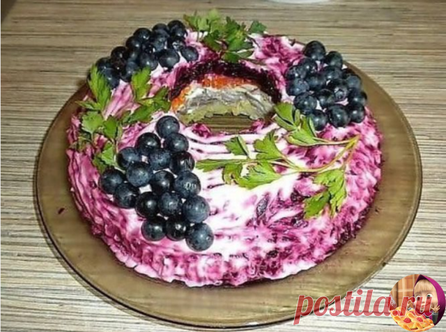 Салат «Черная гроздь»ДЛЯ НОВОГОДНЕГО СТОЛА

нам потребуется 

отварное мясо (любое) — 250 грамм,
картофель — 3 штук,
шампиньоны — 200 грамм,
морковь — 2 штуки,
яйца — 4 штуки,
сыр — 200 грамм,
свекла — 1 штука
майонез
петрушка
виноград темный — 1 гроздь для украшения
Приготовление: 

Мясо (отварное) и грибы нарезаем кусочками. Грибы обжарить на сливочном масле. Остальные ингредиенты натираем на крупной тёрке.
Салат укладываем слоями, обмазывая каждый слой майонезом.
1-отва...
