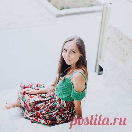 Ну что я вам могу сказать? Поздравляйте меня! Я торжественно обожгла все пальцы на одной руке, схватившись за раскалённую тарелку🤦 Хорошо, что на левой, хорошо, что без волдырей 👌 Вязать пока не берусь, полдня лежала с опущенной рукой в воду, Санёк только и бегал вокруг, менял на более прохладную и персики для успокоения подносил 🍑 Приехала мама в гости, где-то откопала ампулу с обезболивающим (а она у меня медсестра-анестезист с 40-летним стажем, ей только дай волю, он...