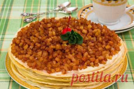 Блинный торт с заварным кремом, яблоками и корицей
