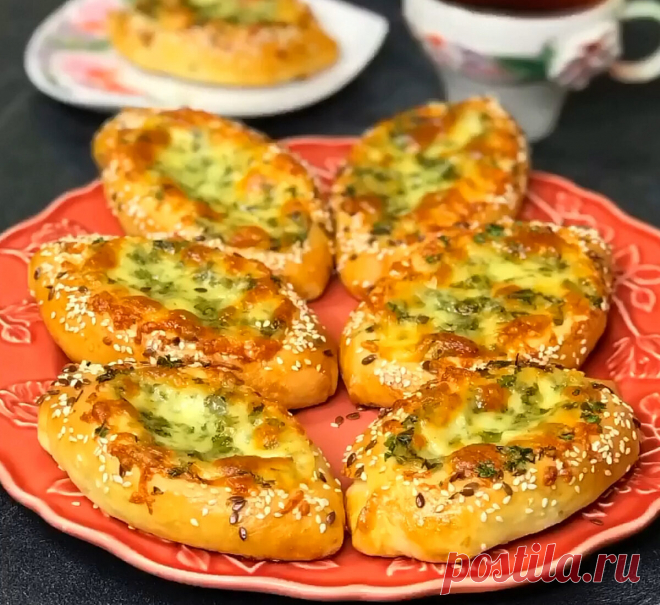 СЫРНО-ЧЕСНОЧНЫЕ ЛОДОЧКИ💥Как из пекарни.
Зря не делала так раньше! Улетают мгновенно. Готовлю вместо хлеба! 🔸Ингредиенты: ✔200 гр сыра ✔100 гр сметаны ✔2 зубчика чеснока ✔1 ст.л. горчицы с зёрнами ✔зелень ✔соль и перец по вкусу ✔мука ✔растительное масло для жарки 👩🏻 🍳Приготовление: 1. Натереть сыр на мелкой тёрке. 2. Добавить к нему горчицу, сметану, пропущенный через пресс чеснок и соль с перцем. 3. Хорошо перемешать. 4. Всыпать муку и замесить тесто. 5. Раскатать тесто в колбаску, нарезать не…