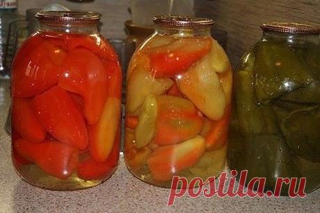 ПЕРЕЦ ДЛЯ ФАРШИРОВКИ 

Люблю я консервированный перчик на зиму. Перцы практически не теряют своей формы, вкуса и цвета . Делать легко, не хлопотно. 

Болгарский перец нужно очистить от семян и залить кипятком на 15 мин. Он станет мягким и тогда его будет легко сложить в банки. Помещаем перец в банки.

После этого заливаем банки рассолом: 
на 2 литра воды 
1,5 ст. ложки соли, 
1,5 ст.ложки сахара 
50 г уксуса ( 9 %) 
2-3 горошины черного перца 
2 -3 лавровых листа 

Закатыв...