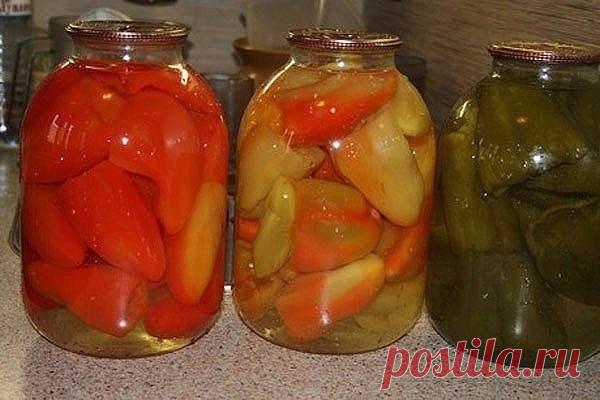 ПЕРЕЦ ДЛЯ ФАРШИРОВКИ 

Люблю я консервированный перчик на зиму. Перцы практически не теряют своей формы, вкуса и цвета . Делать легко, не хлопотно. 

Болгарский перец нужно очистить от семян и залить кипятком на 15 мин. Он станет мягким и тогда его будет легко сложить в банки. Помещаем перец в банки.

После этого заливаем банки рассолом: 
на 2 литра воды 
1,5 ст. ложки соли, 
1,5 ст.ложки сахара 
50 г уксуса ( 9 %) 
2-3 горошины черного перца 
2 -3 лавровых листа 

Закатыв...
