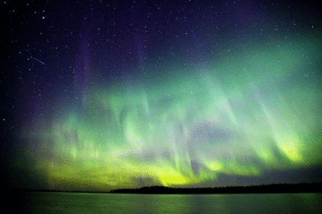 Безмолвные штормы - видео Оле Саломонсена: Загадочные и красивые полярные сияния — главные действующие лица этого фильма. Когда-то люди полагали, будто полярные сияния представляют собой битвы солдат-духов, или свечение огня, пылающего в небесных пещерах...