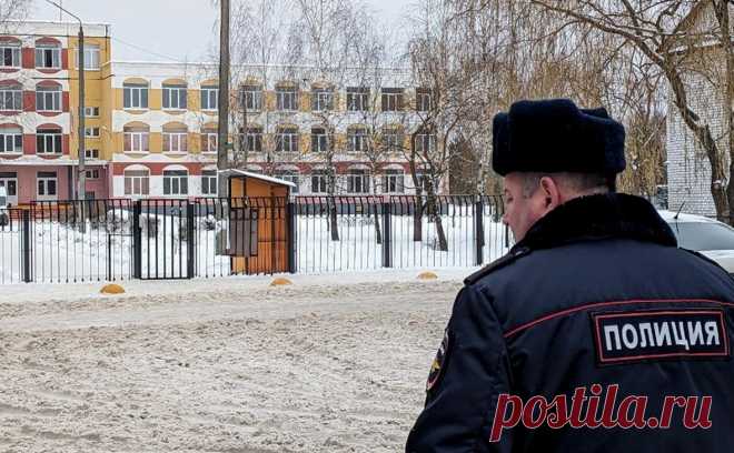 В Брянске задержали отца стрелявшей в школе девочки и охранницу. По данным госагентства, были задержаны гендиректор ЧОП «Экскалибур» Сергей Поддубный и сотрудница охраны Галина Черткова, а также отец стрелявшей девочки. На него завели дело о небрежном хранении оружия, сообщила Baza