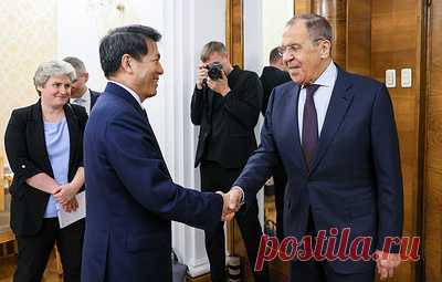 Лавров заявил о приверженности РФ политико-дипломатическому решению конфликта на Украине. Глава российского МИД выразил признательность Пекину за взвешенную позицию в отношении кризиса