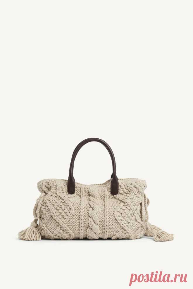 Hand or short shoulder handles bag- Top magnetic closure- 1 interior zipped pocket- L52 x D12 x H28