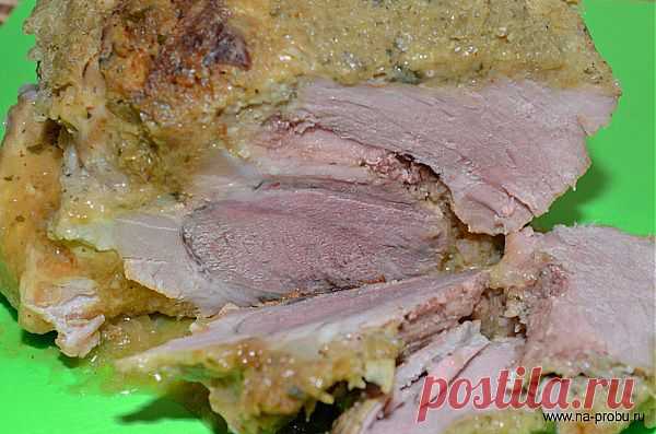 Буженина запеченная в луке | На пробу!
Ингредиенты:

Свинина (окорок, лопатка) — 800-1000 гр
Лук репчатый — 2-3 шт.
Чеснок — 2 зубчика
Зелень свежая или сушеная (у меня кинза) — 1 пучок или 2 ст.л.
Горчица — 1 ст.л
Масло оливковое — 20 гр + для жарки
Перец черный — 1 ч.л.
Соль — из расчета 1 ч.л. на 1 кг