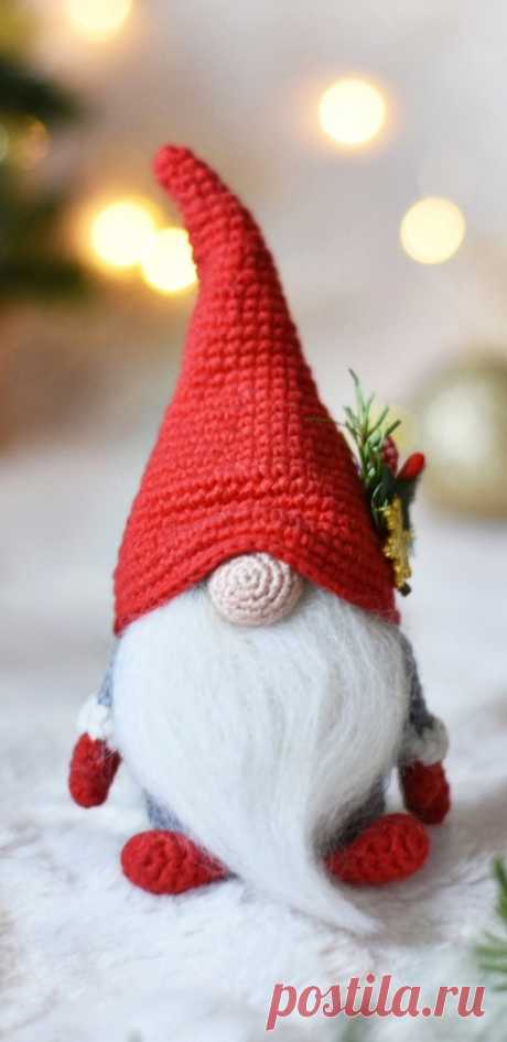 PDF Рождественский Гном крючком. FREE crochet pattern; Аmigurumi doll patterns. Амигуруми схемы и описания на русском. Вязаные игрушки и поделки своими руками #amimore - гном, гномик, кукла, куколка, Рождество, Новый год.