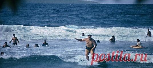 Обычный день в королевстве Тонга в середине ХХ века – и одна из наших любимых историй в рубрике «Архивное фото». Монарх катается на серфе, а парни приветствуют девушек словами: «О, тучная печень, полная жира, пойдем с нами встречать восход луны».