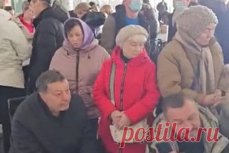Сотни россиян застряли в Китае и не могут вернуться на родину. Как они выживают без денег и в тяжелых условиях?. Сотни российских путешественников на несколько дней застряли на таможне в китайском городе Хэйхэ из-за ледостава на реке Амур и не могут вернуться на родину. Известно, что всего на пункте пропуска Благовещенск — Хэйхэ находятся около 300 граждан России. Проблемы с переправой начались 3 ноября.