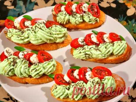 БРУСКЕТТЫ на Праздничный стол и не только! РЕЦЕПТ ЗАКУСКИ на Ура!

Ссылка на видео:
https://youtu.be/tqjd_nO8qNM
Бутерброды и брускетты, плотно заняли гастрономическую нишу! Праздничное торжество, домашние посиделки или просто перекус, чаще всего, не обходятся без этой быстрой и разнообразной закуски. Сегодня, на ваш суд)), хочу предложить такое классное сочетание: творожный сыр, авокадо, моцарелла и черри и всё это на подсушенном ломтике батона