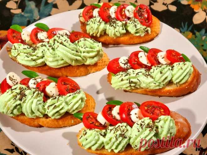 БРУСКЕТТЫ на Праздничный стол и не только! РЕЦЕПТ ЗАКУСКИ на Ура!

Ссылка на видео:
https://youtu.be/tqjd_nO8qNM
Бутерброды и брускетты, плотно заняли гастрономическую нишу! Праздничное торжество, домашние посиделки или просто перекус, чаще всего, не обходятся без этой быстрой и разнообразной закуски. Сегодня, на ваш суд)), хочу предложить такое классное сочетание: творожный сыр, авокадо, моцарелла и черри и всё это на подсушенном ломтике батона